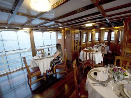 Ein Restaurant mit Aussicht Motoryacht Tucano