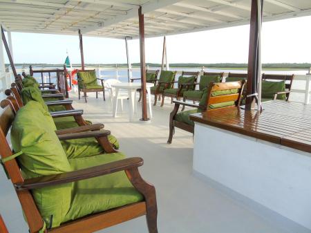 Relaxen auf dem Sonnendeck der Motoryacht Tucano