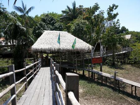 Eingang Tariri Amazon Lodge