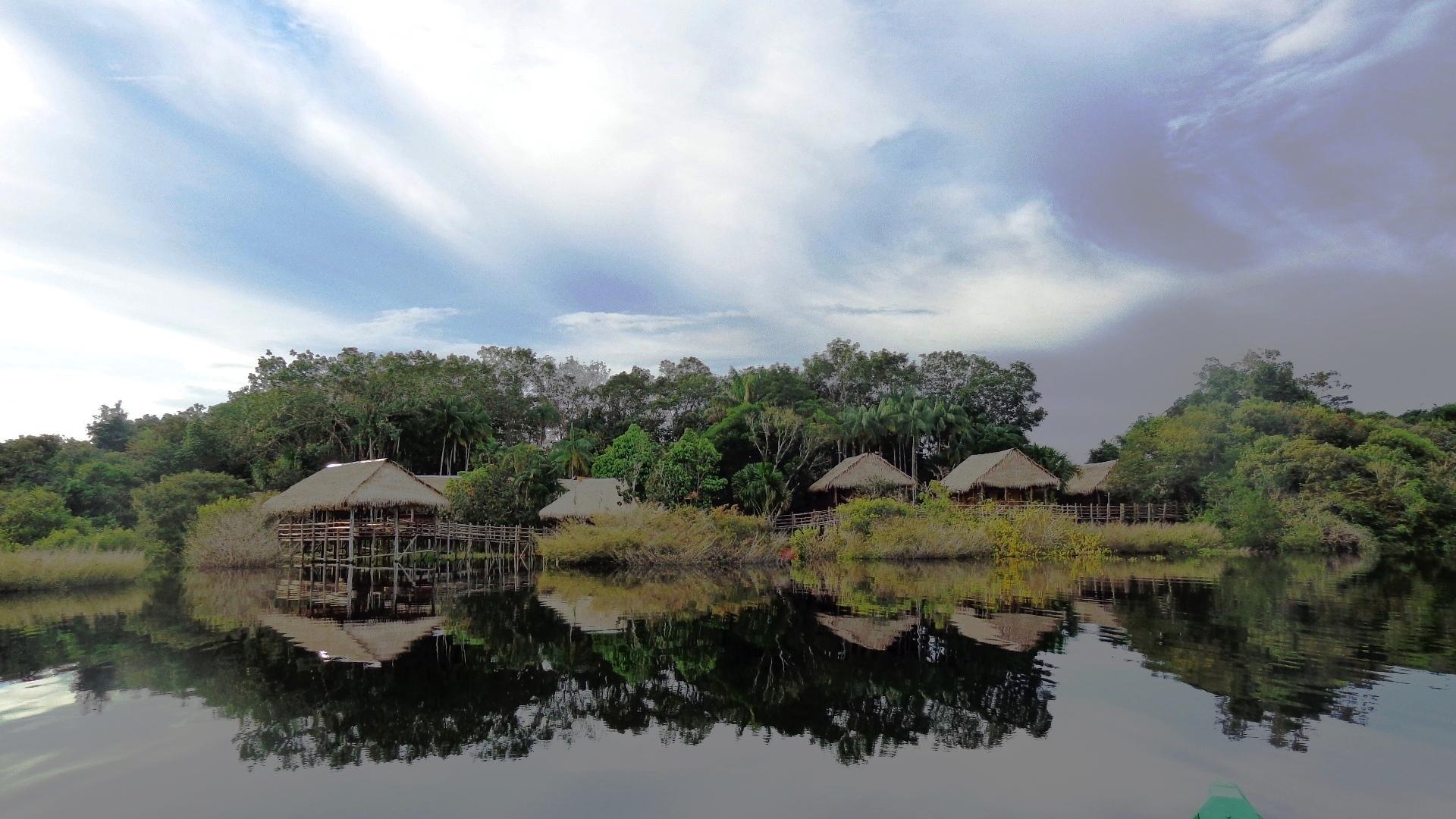 Am Flussufer liegt die Tariri Amazon Lodge