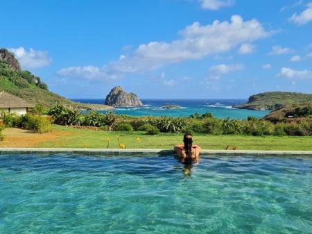 Schwimmingpool mit Ausblick auf die Baía do Sueste 