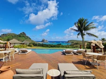 Außendeck mit Schwimmingpool und Meerblick auf Fernando de Noronha