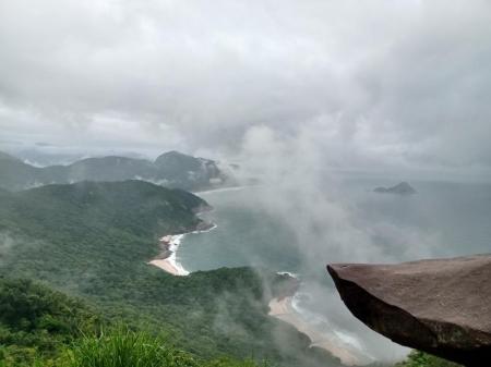 Pedra do Telegrafo an der Küste bei Rio