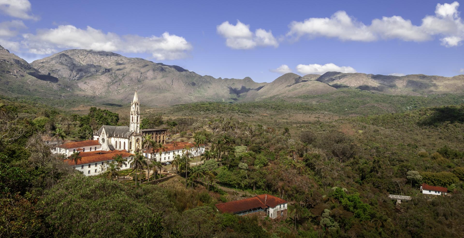 Luftaufnahme der Kloster-Pousada Serra do Caraca, auf der Goldroute in Brasilien