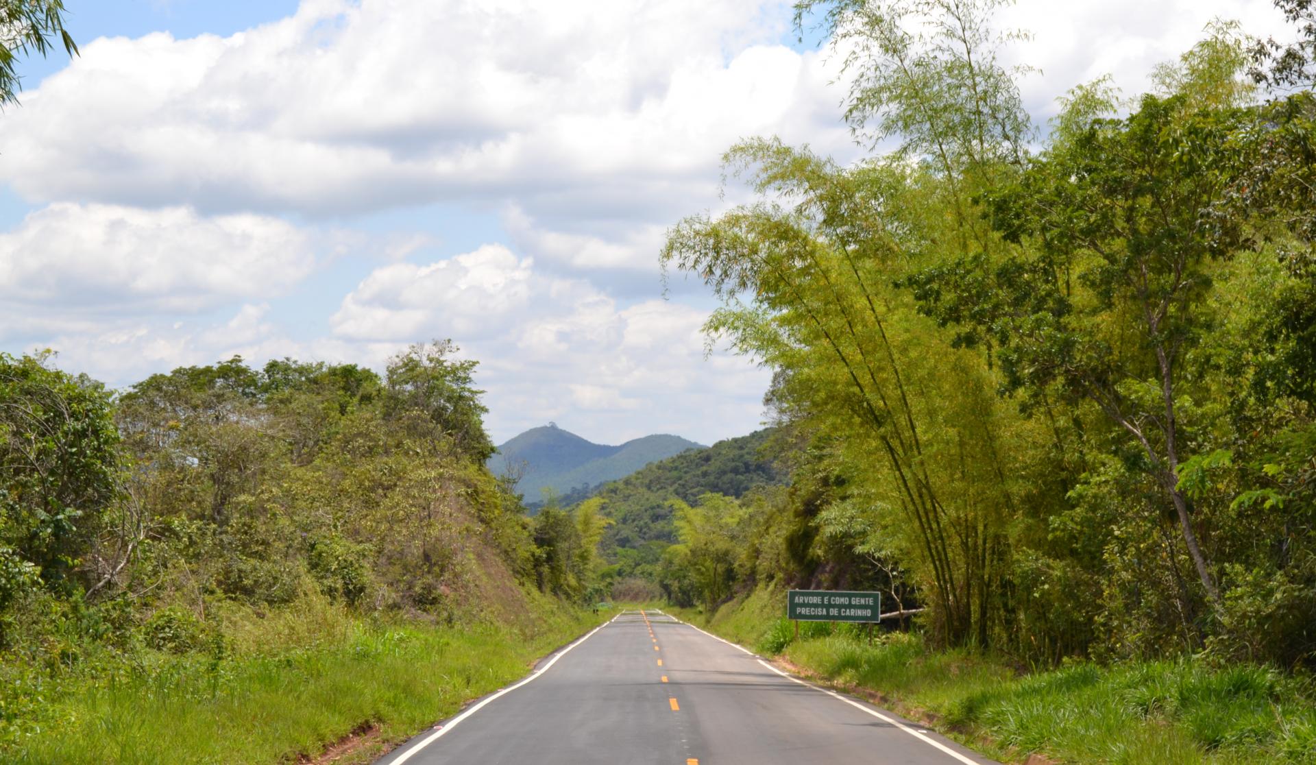 Kloster Pousada do Caraca mit Mähnenwölfen | Aventura do Brasil
