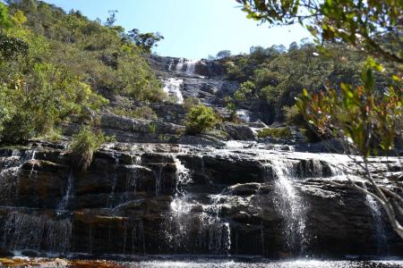 Ein Wasserfall in den Bergen Serra do Caraca auf der Goldroute in Brasilien