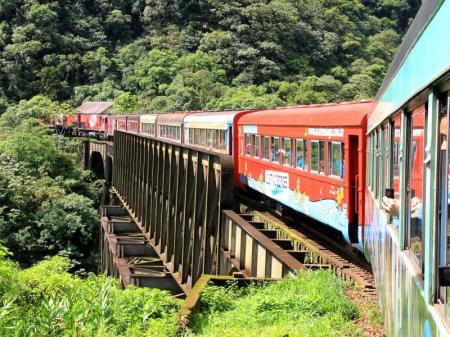 Unterwegs durch den Regenwald in der Touristenklasse des Serra Verde Express