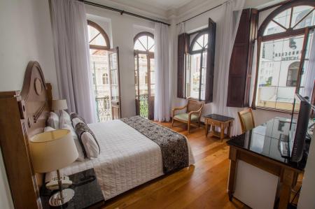 Ein Doppelzimmer mit Holzmöbeln und Blick im Hotel San Juan Johnscher