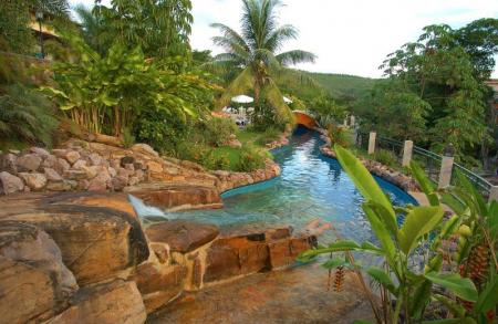 Aussenpool aus Stein am Flussufer im Hotel Cantos das Aguas