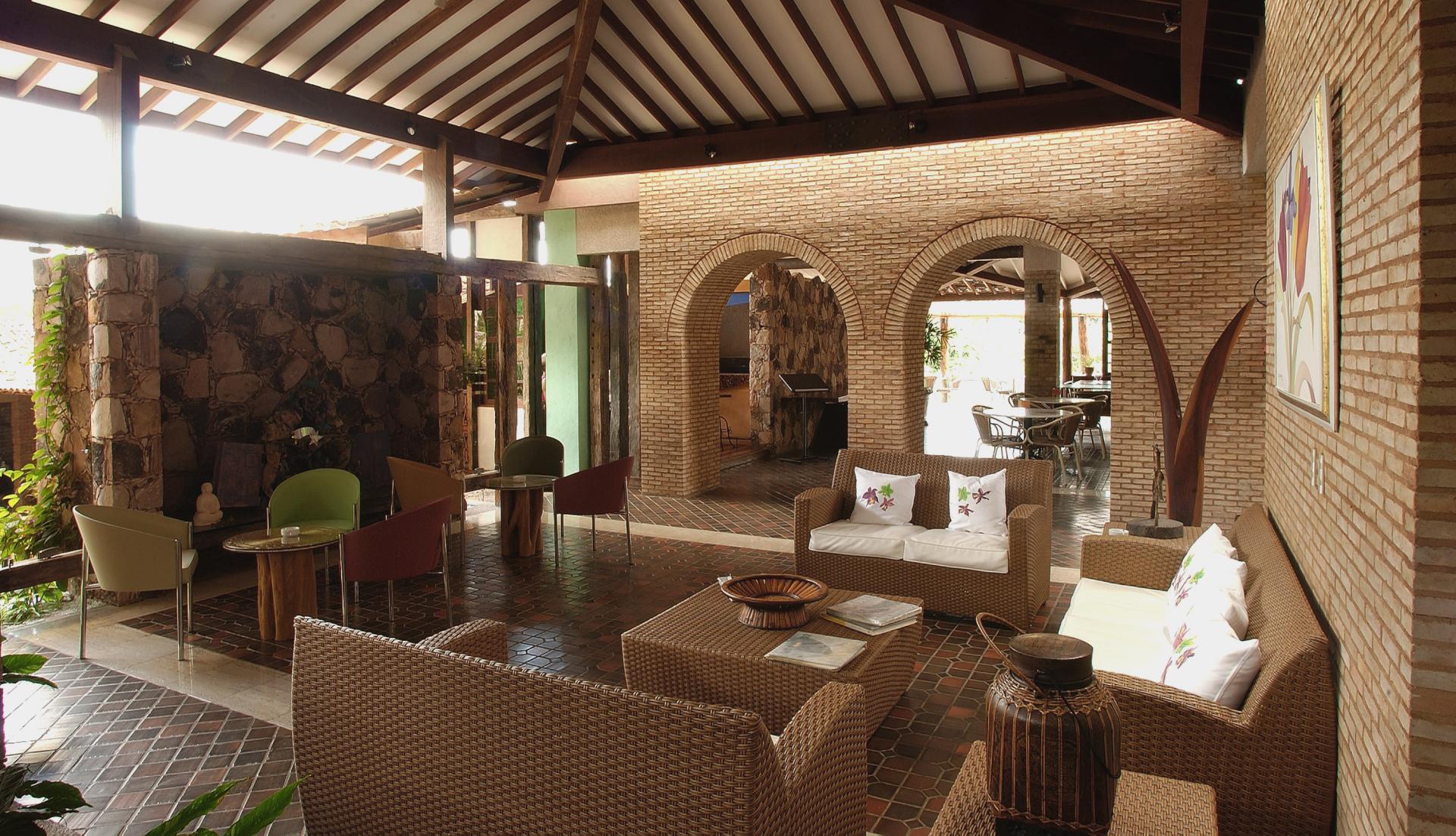 Lobby mit Sofas Hotel Cantos das Aguas Chapada Diamantina Bahia