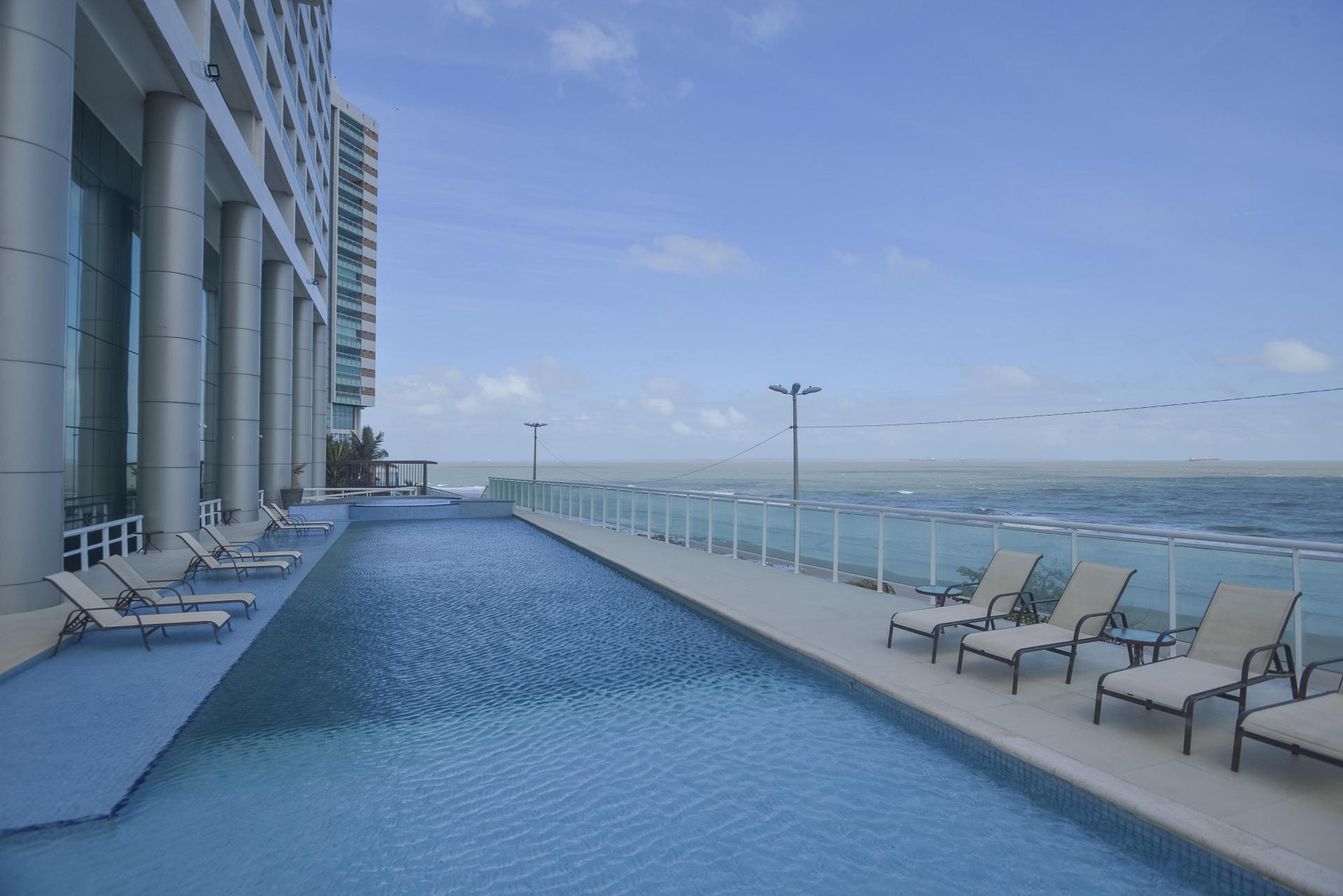 Pool mit Meeresblick im Hotel Luzeiros