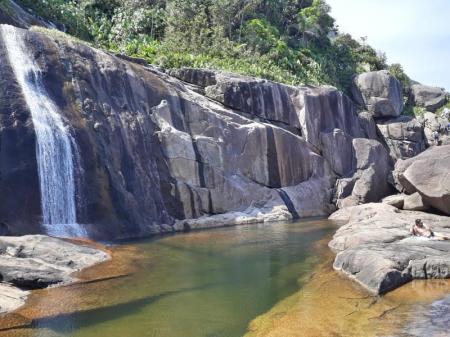 Das natürliche Schwimmbecken lädt zur Erfrischung ein nach der Wanderung zum Saco Bravo-Wasserfall