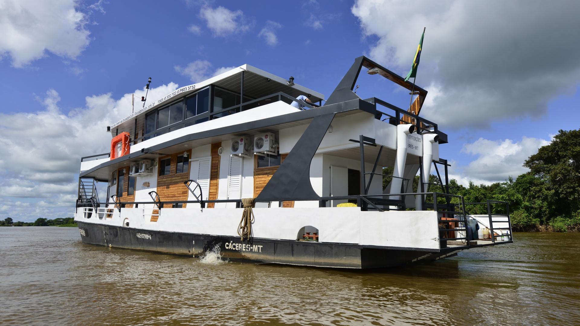 Expeditionsschiff Mutum auf dem Wasser vor blauem Himmel im Nord-Pantanal