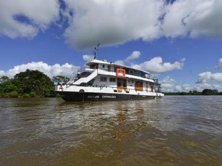 Schiff auf einem Fluss im brasilianischen Nord-Pantanal