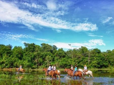 Gruppe von Reitern im Süd-Pantanal in Brasilien