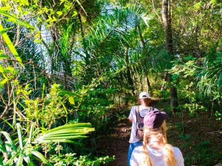 Zwei Besucher wandern durch die Vegetation im Süd-Pantanal bei der Pousada Aguapé