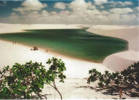 Pool mit Süßwasser eingerahmt in der Dünenlandschaft der Lencois Maranhenses