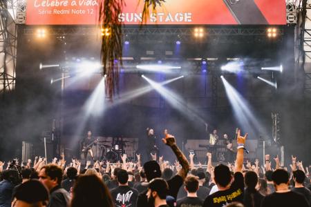 Heavy Metal Konzert unter Palmen beim Summer Breeze Festival in Sao Paulo