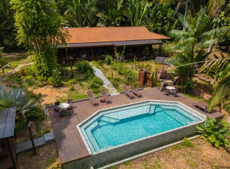 Luftaufnahme des Hauptgebäudes der Amazon Premium Lodge im Amazonasgebiet