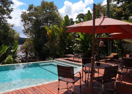 Seitenansicht des Pools der Amazon Premium Lodge