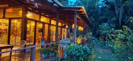 Aufnahme des Außenbereichs des Restaurants der Amazon Premium Lodge