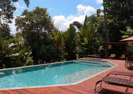 Seitenansicht des Pools der Amazon Premium Lodge
