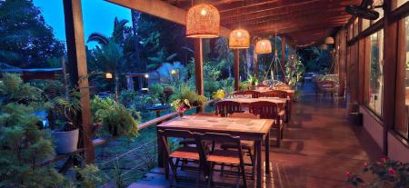 Aufnahme der Terrasse des Restaurants der Amazon Premium Lodge