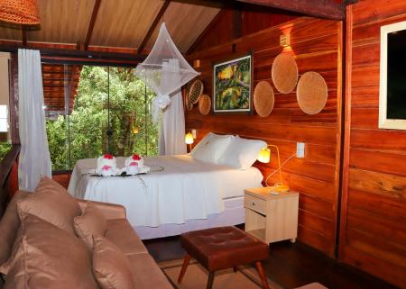 Aufnahme des Innenbereichs eines Premium Bungalows der Amazon Premium Lodge
