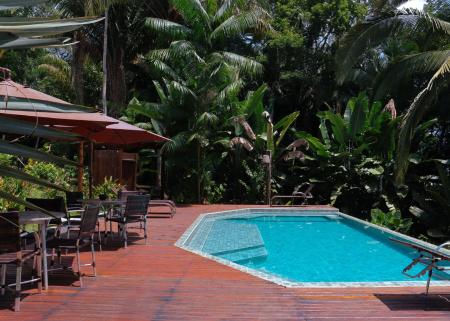 Seitenansicht des Pools der Amazon Premium Lodge