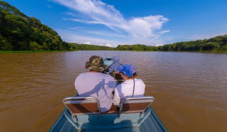 Aufnahme einer Bootsexkursion der Amazon Premium Lodge