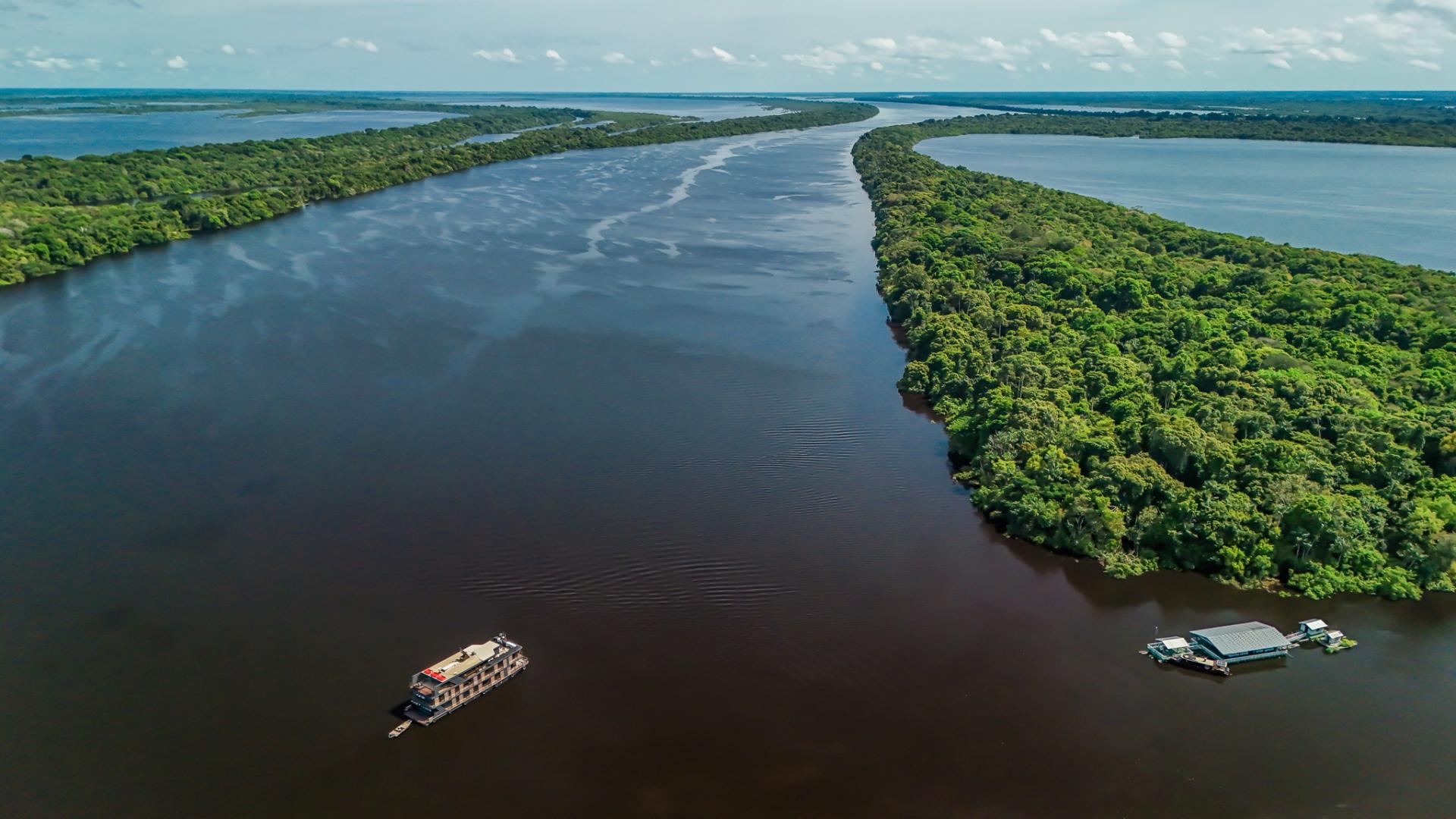 Weitwinkel-Luftaufnahme des Rio Negro und Amazonasregenwaldes